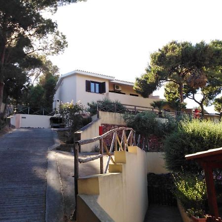 Villa panoramica immersa nel verde Porto Pino Esterno foto