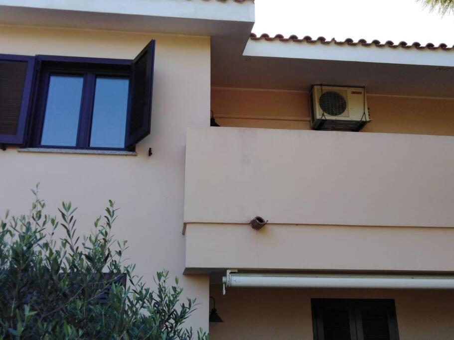 Villa panoramica immersa nel verde Porto Pino Esterno foto