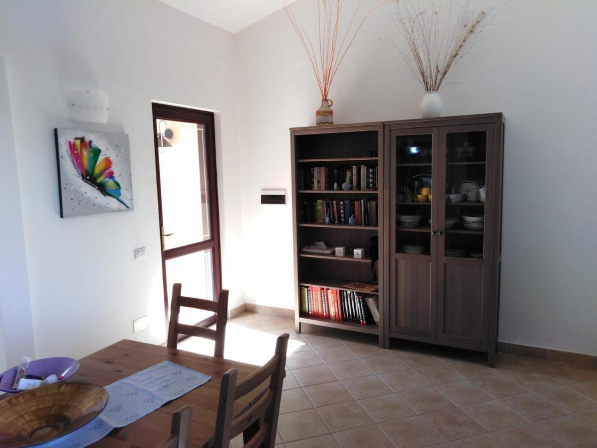 Villa panoramica immersa nel verde Porto Pino Esterno foto