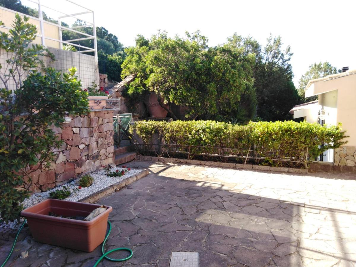 Villa panoramica immersa nel verde Porto Pino Esterno foto