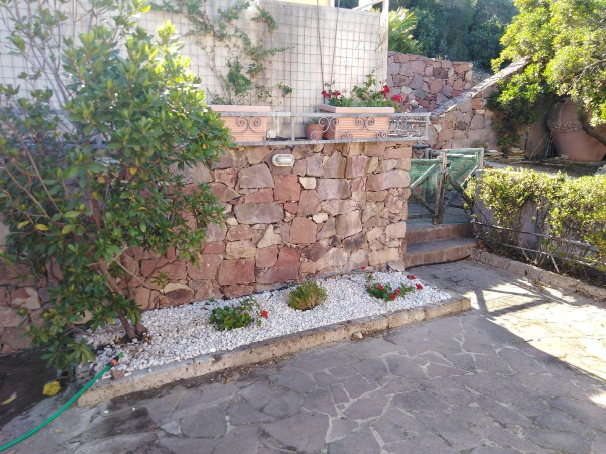 Villa panoramica immersa nel verde Porto Pino Esterno foto