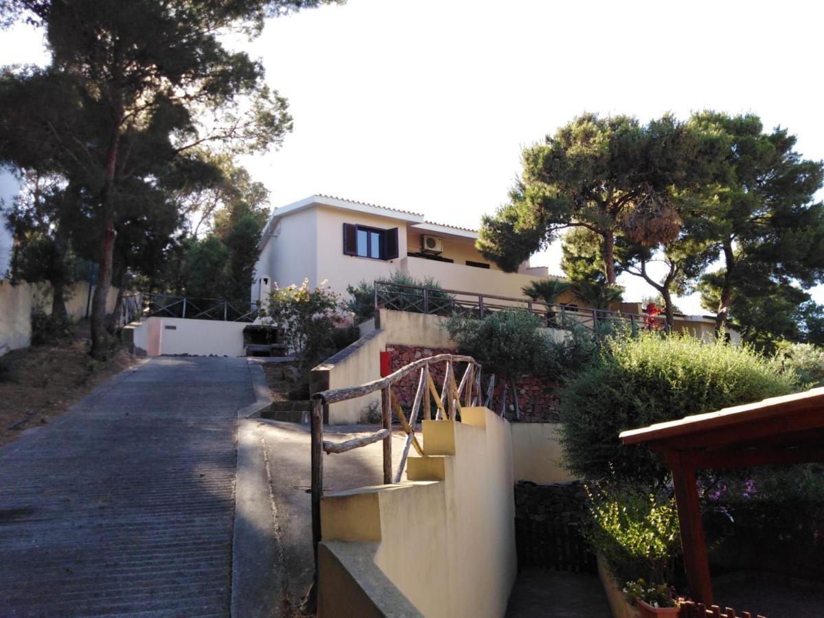 Villa panoramica immersa nel verde Porto Pino Esterno foto