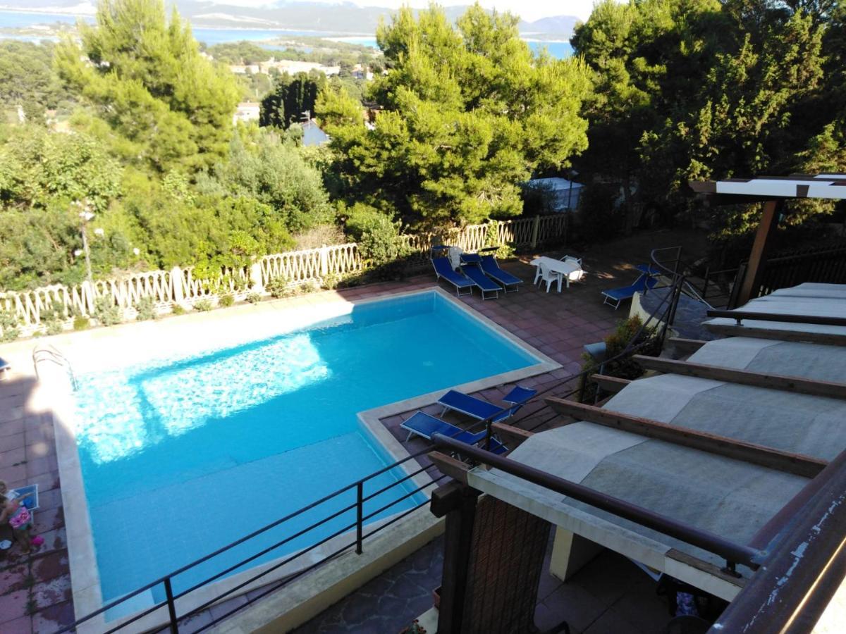 Villa panoramica immersa nel verde Porto Pino Esterno foto