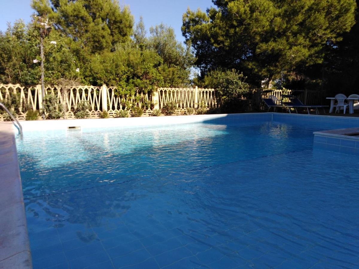 Villa panoramica immersa nel verde Porto Pino Esterno foto